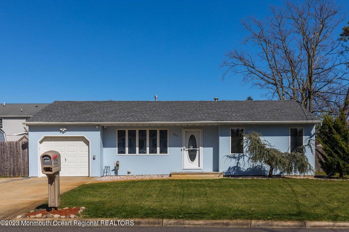 305 Wisteria Dr, Bricktown, NJ 08723