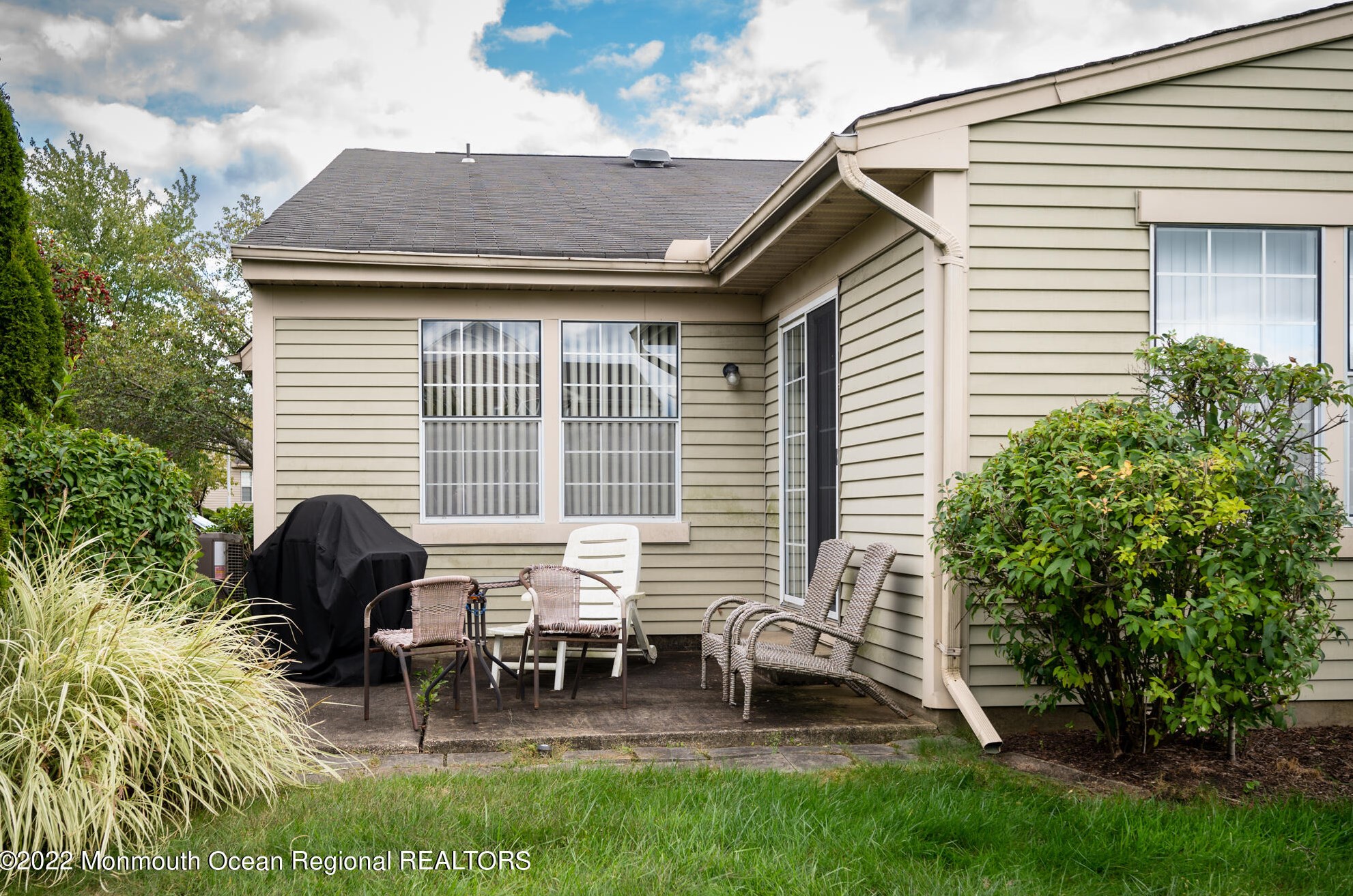 8 John Paul Jones Dr, Monroe Twp NJ  08831-5458 exterior