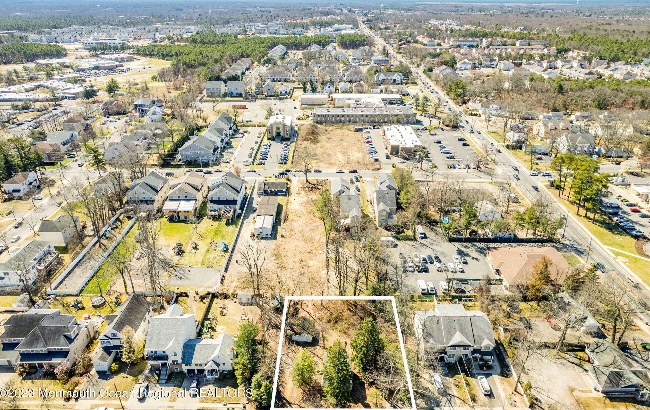 24 Sherwood Dr, Lakewood, NJ 08701