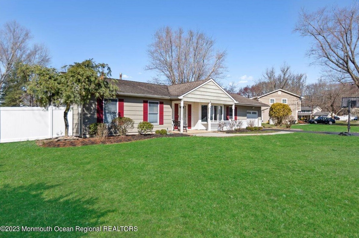 5 Saratoga Dr, Millstone Township, NJ 07726-3314