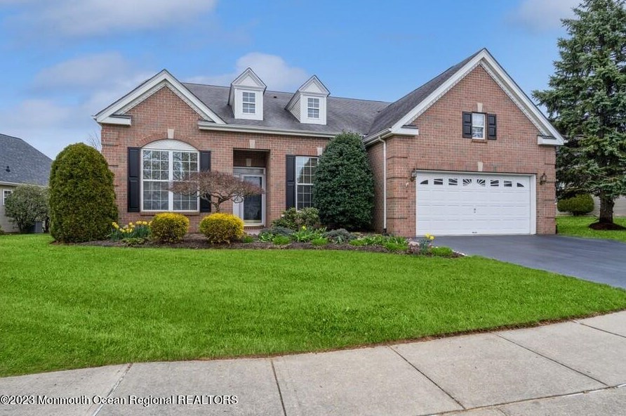 176 Minuteman Cir, Upper Freehold, NJ 08501-1864