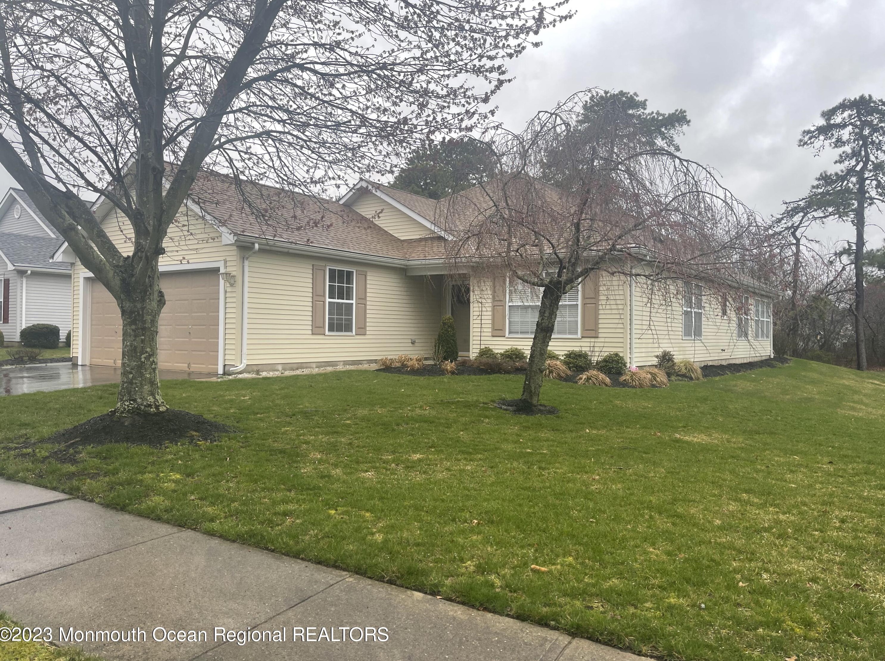 14 Woodspring Ln, Lakehurst, NJ 08759