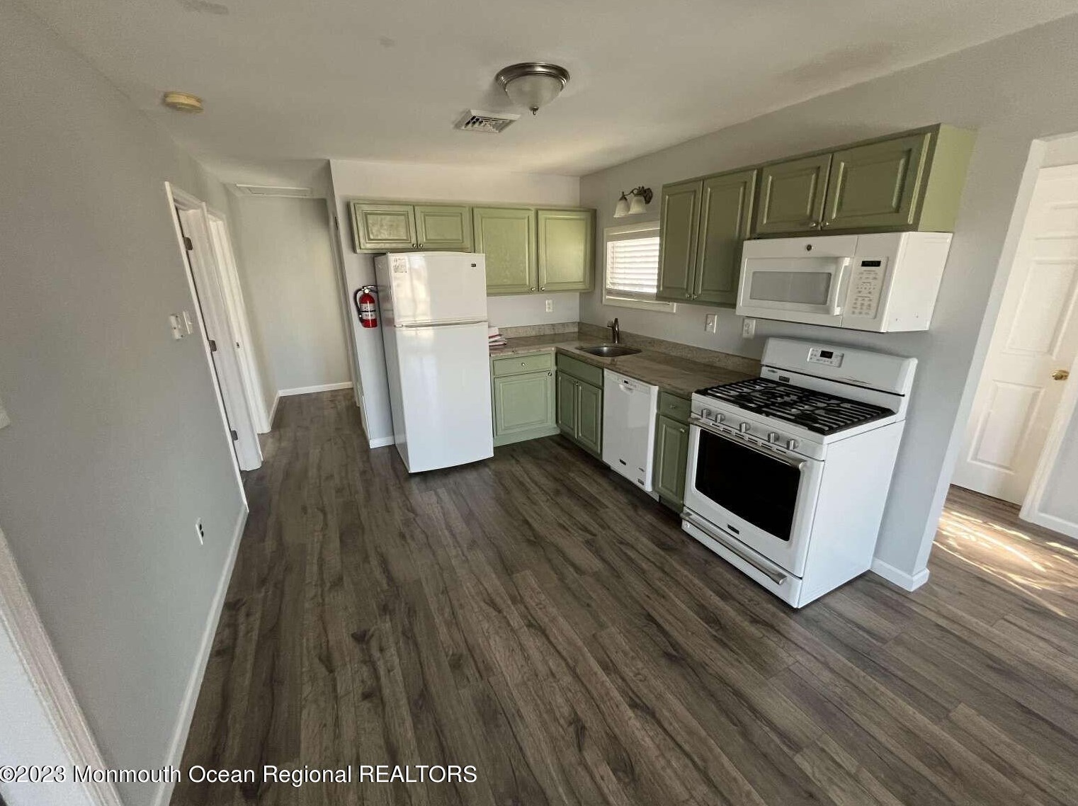 4 Navasink Dr, Tuckerton, NJ 08087-1124