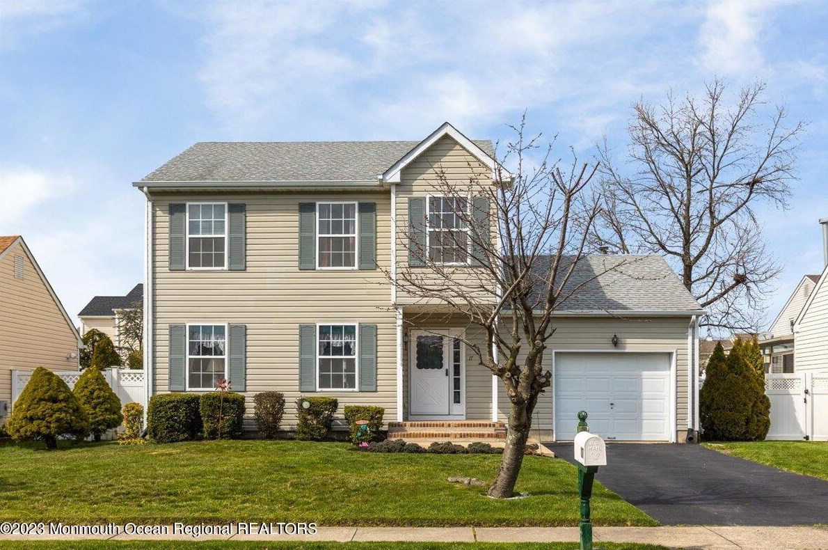 17 White Pine Ct, Bricktown, NJ 08724