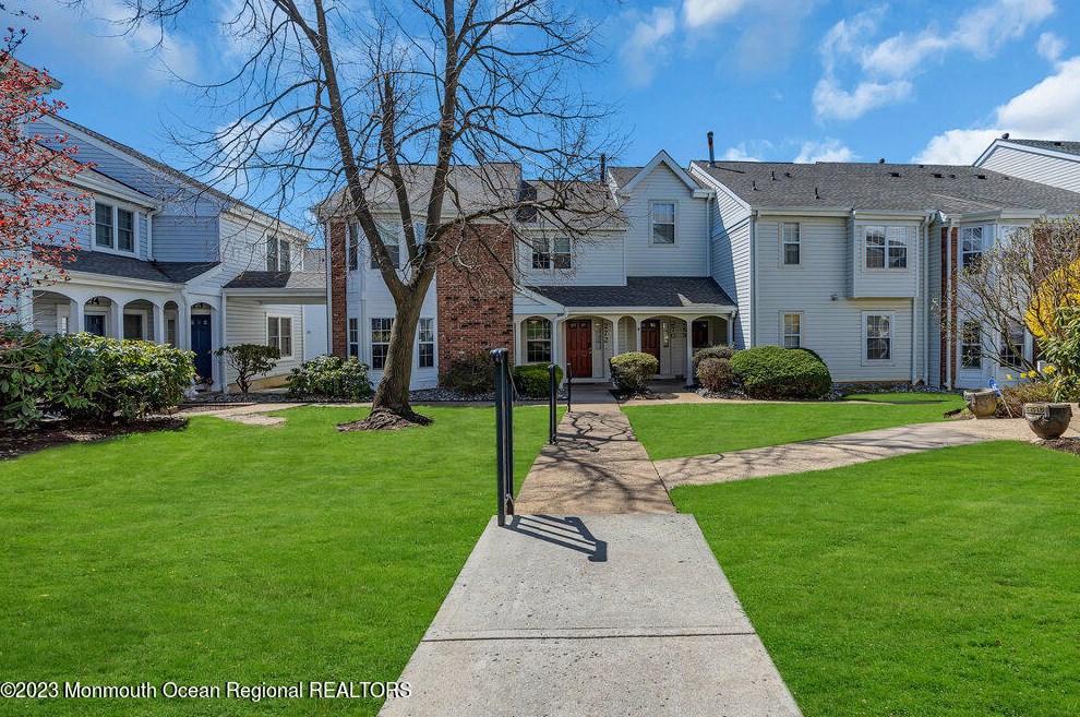 276 Tulip Ln, East Freehold, NJ 07728