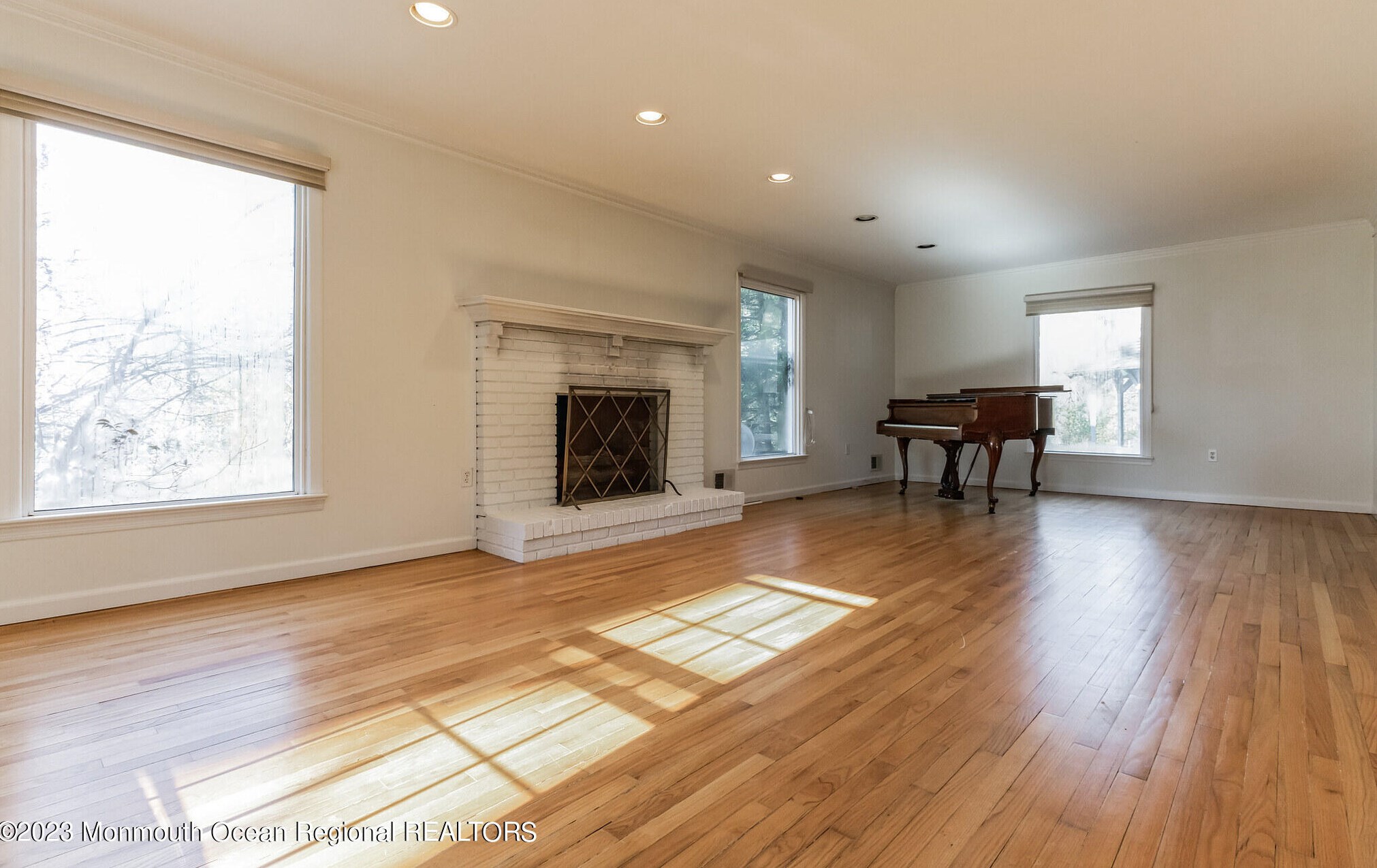 5 Laureen Ct, Middletown, NJ 07748