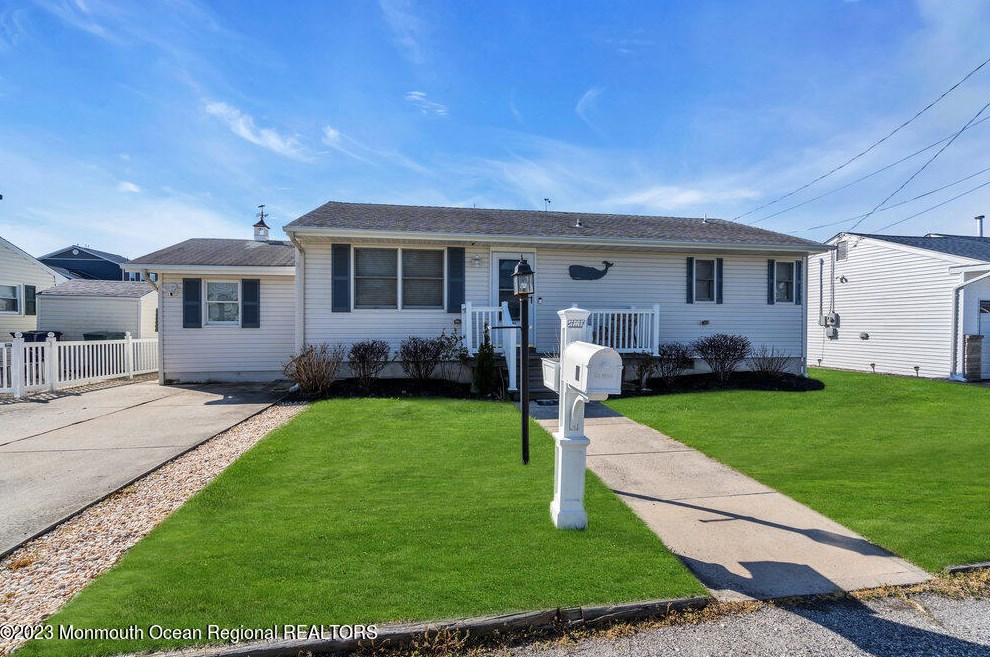 21 Anchor Dr, Tuckerton, NJ 08087-1626