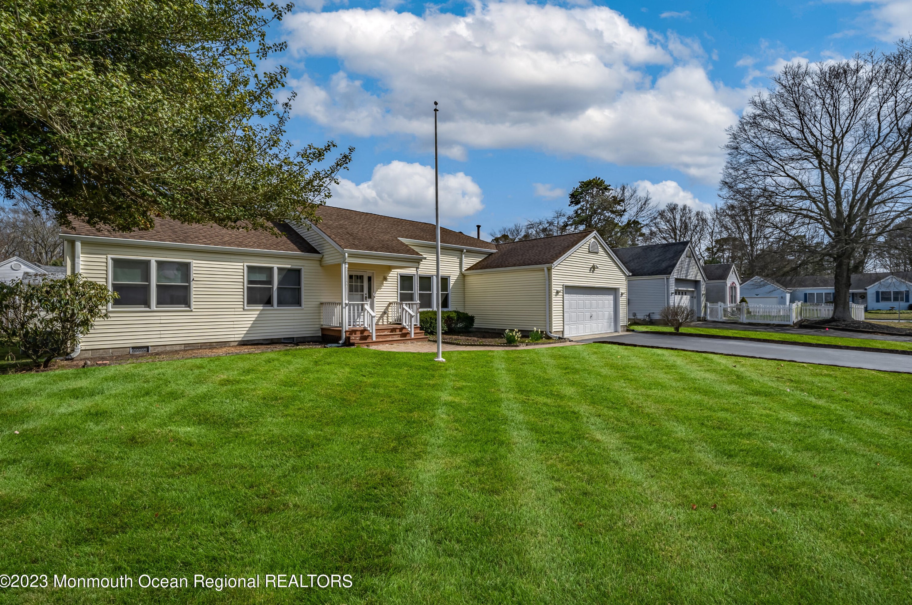103 Foxwood Ln, Lacey, NJ 08731