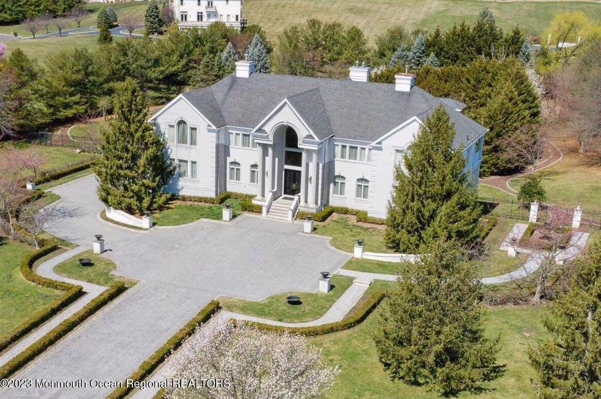 16 Four Columns Dr, Morganville, NJ 07751