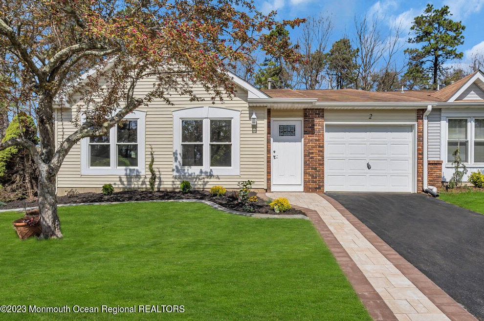 2 Taylor Ct, Lakewood, NJ 08701