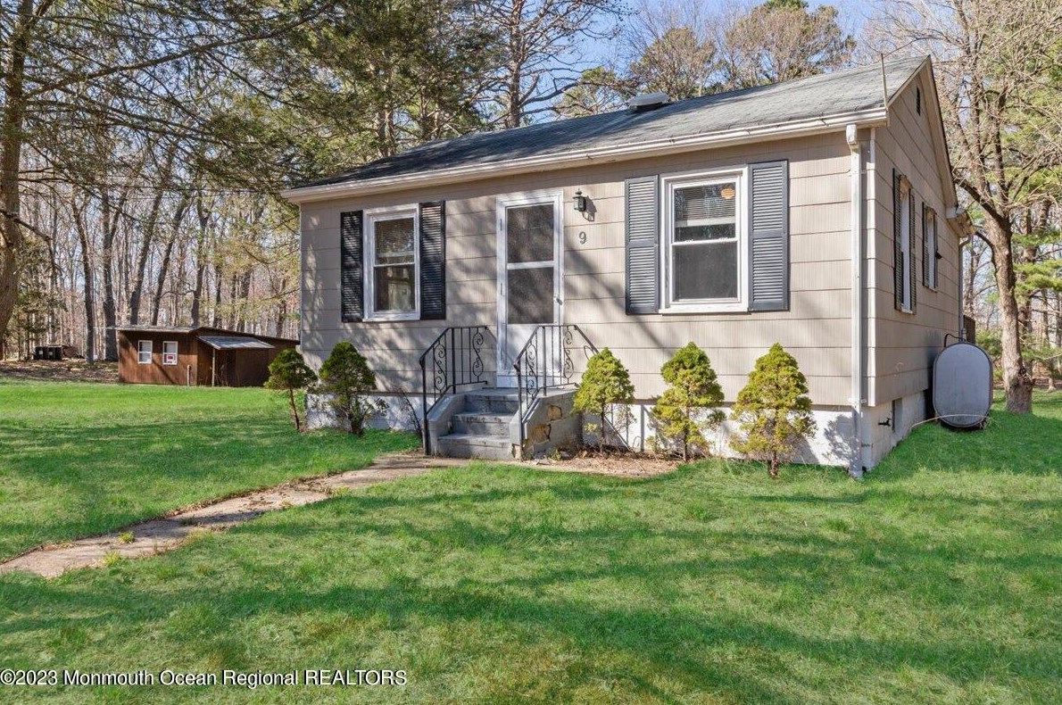 9 Jerrys Ln, Wall Township, NJ 07731-1109