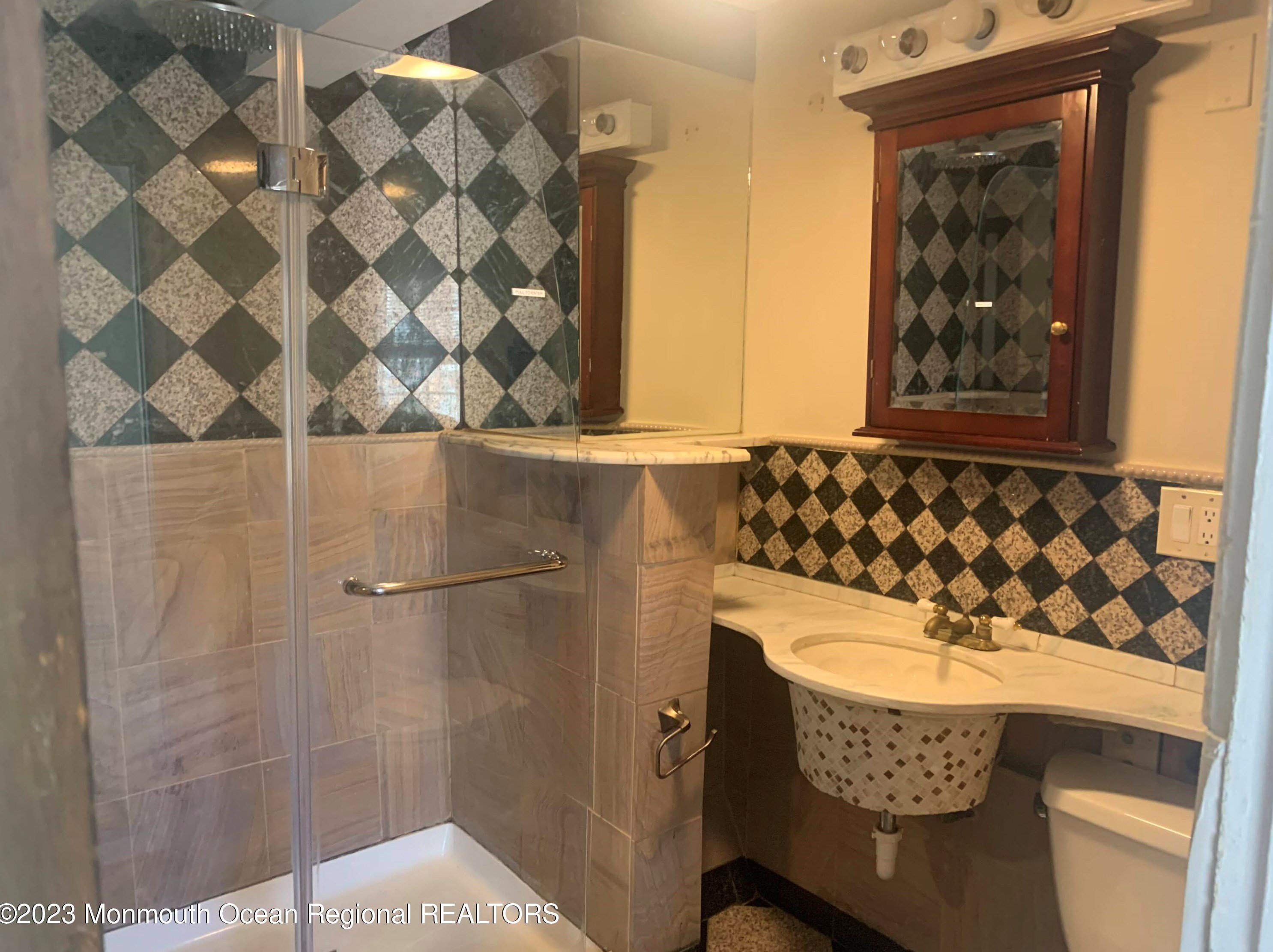 7 Monmouth Rd #2a, Oakhurst, NJ 07755