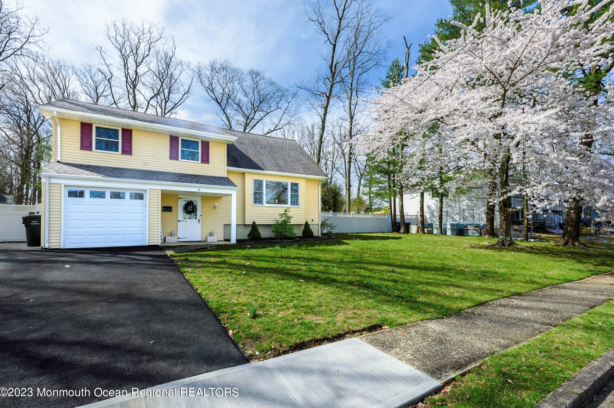 18 Roslyn Dr, Oakhurst, NJ 07755-1240