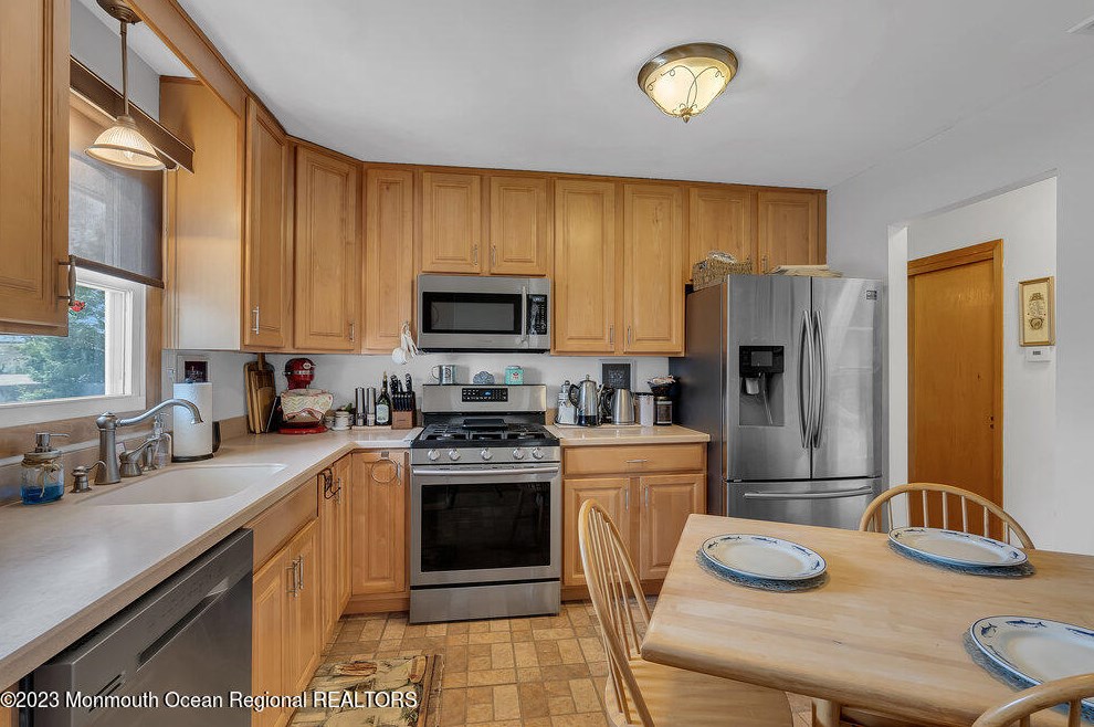 33 Orange Rd, Bricktown, NJ 08723