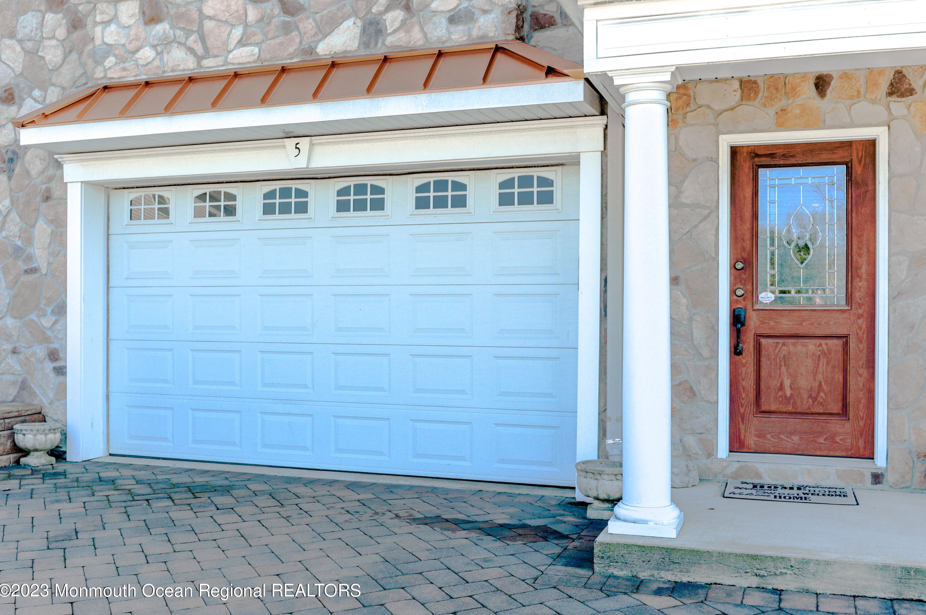 5 White Oak Ln, Matawan, NJ 07747-1967