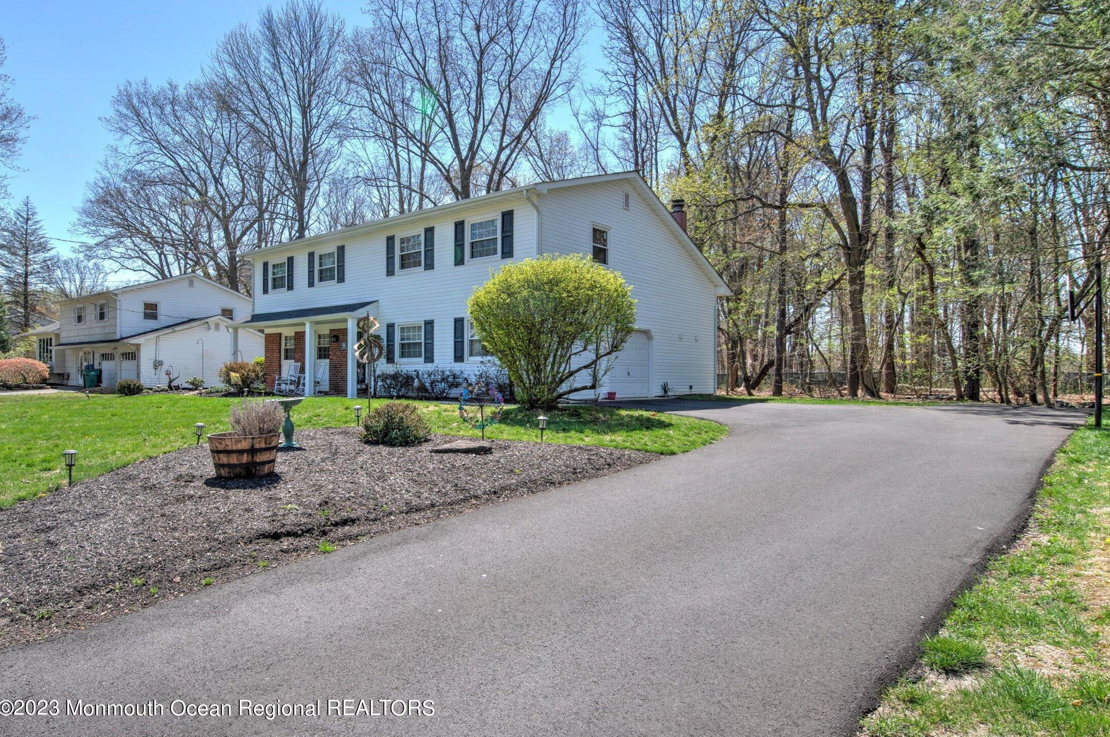 9 Lindsay Dr, Morganville, NJ 07751