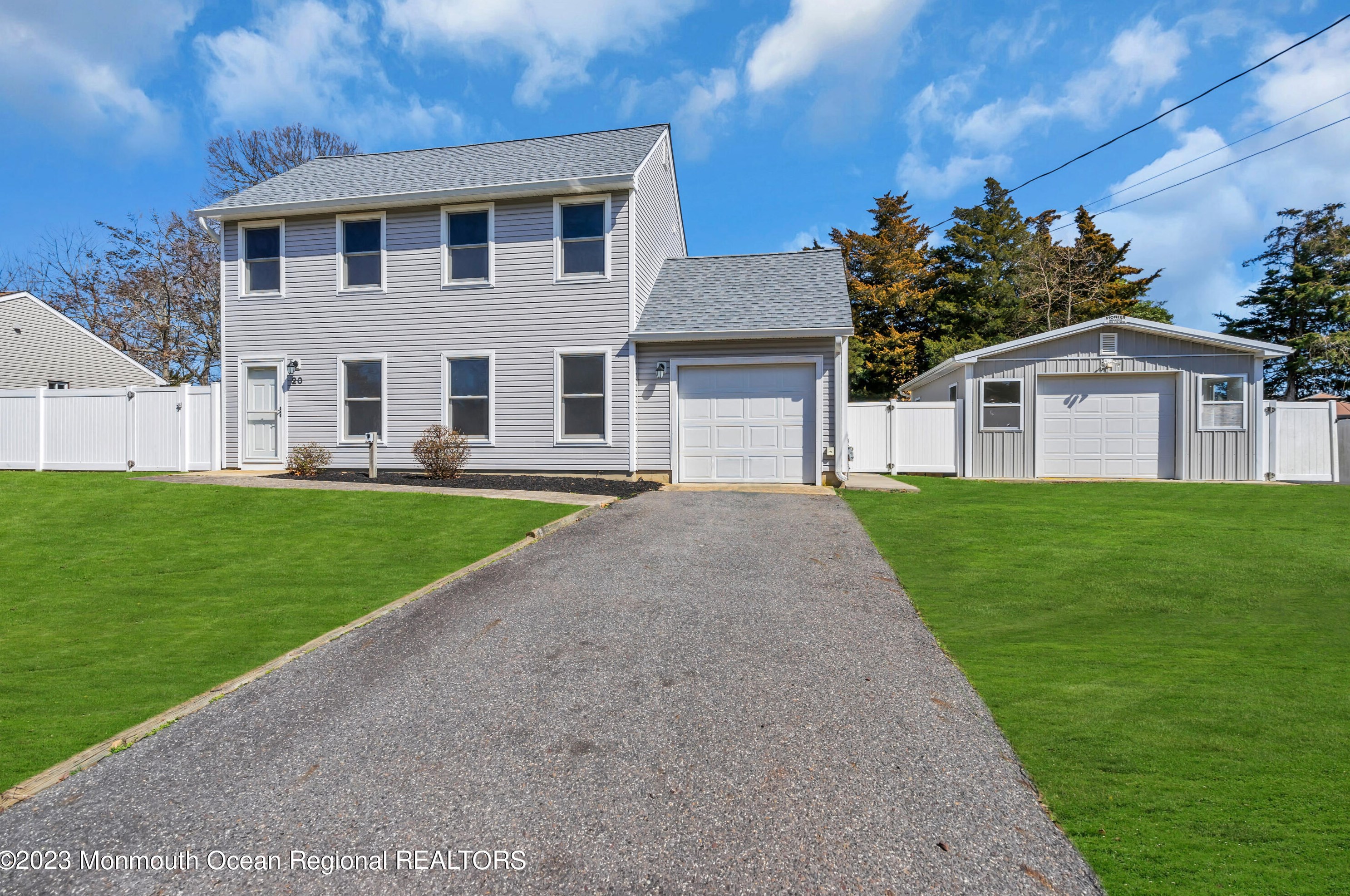 20 Colonial Dr, Tuckerton, NJ 08087