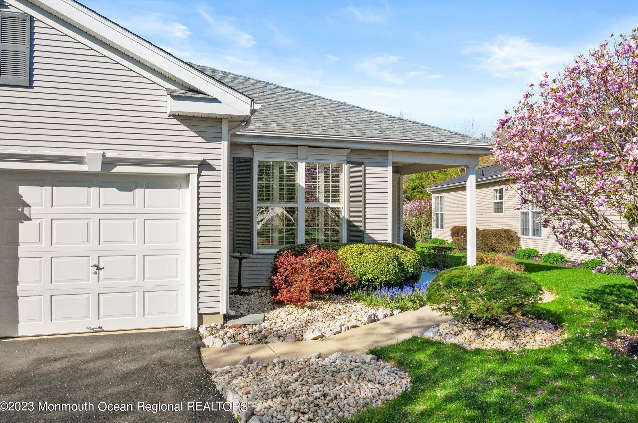 32 Bunker Hill Dr, Upper Freehold, NJ 08501-1854