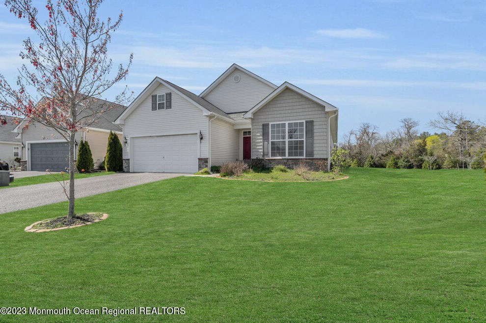 17 Eagle Ridge Cir, Lakewood, NJ 08701