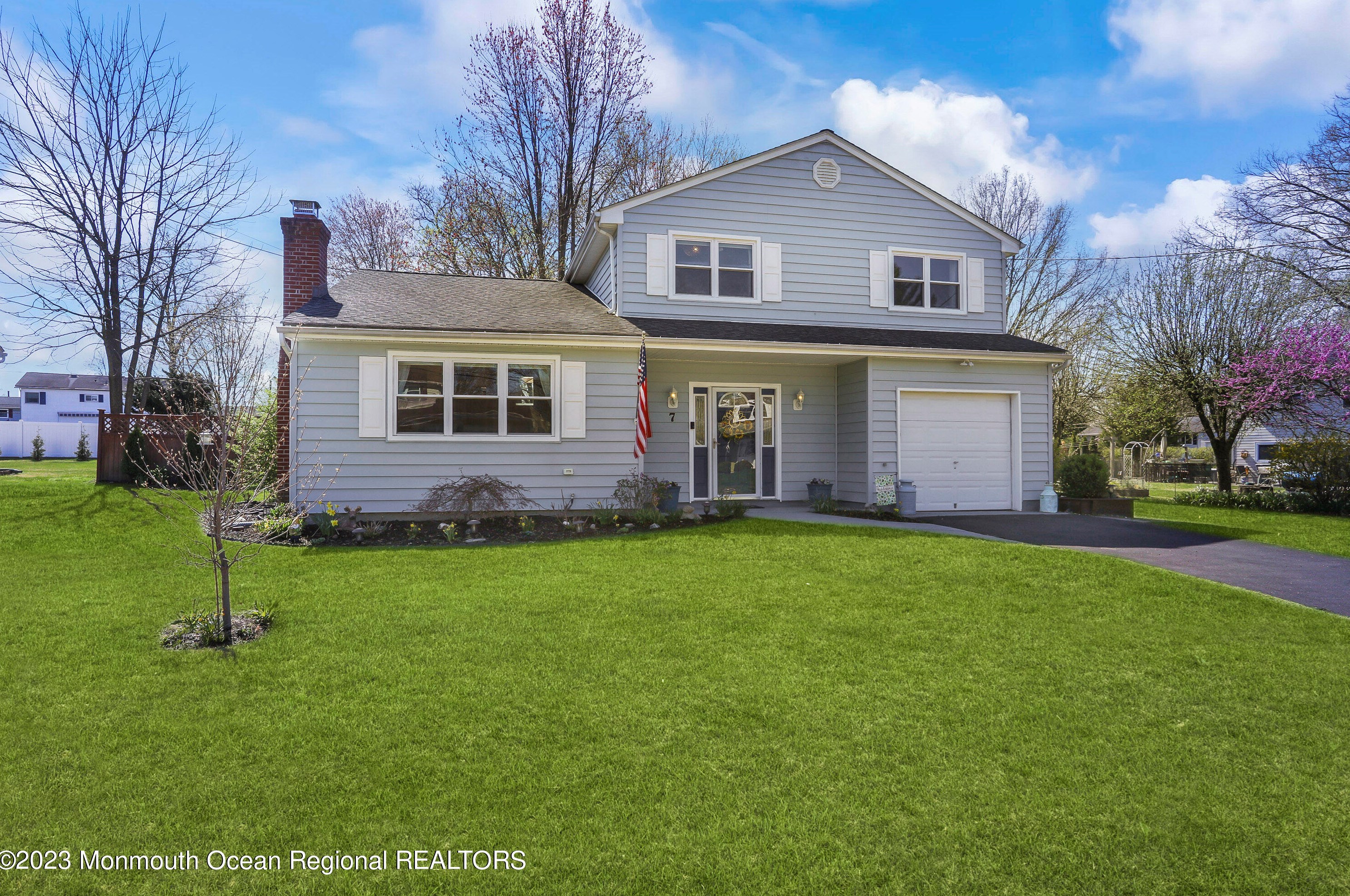 7 Graham Rd, Upper Freehold, NJ 08501-1634