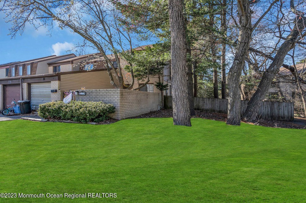 31 Woodlake Dr, Lakewood, NJ 08701