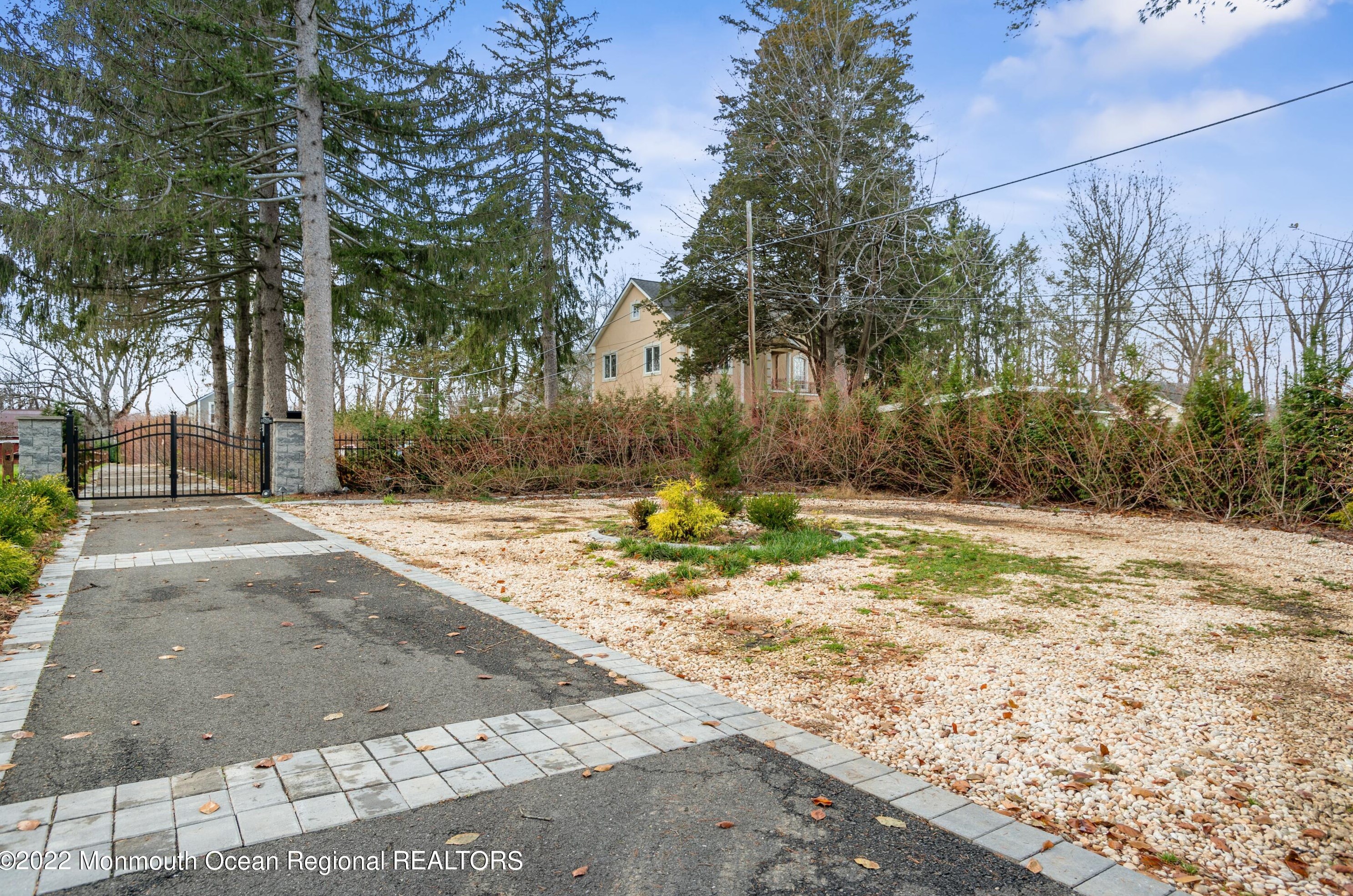 16 S Holmdel Rd, Holmdel Village, NJ 07733