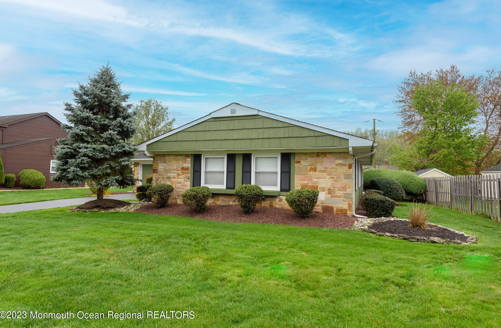 10 Ivanhoe Ln, Matawan, NJ 07747-1515
