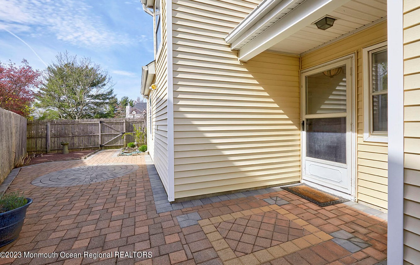 11 Hawthorne Ct, East Freehold, NJ 07728