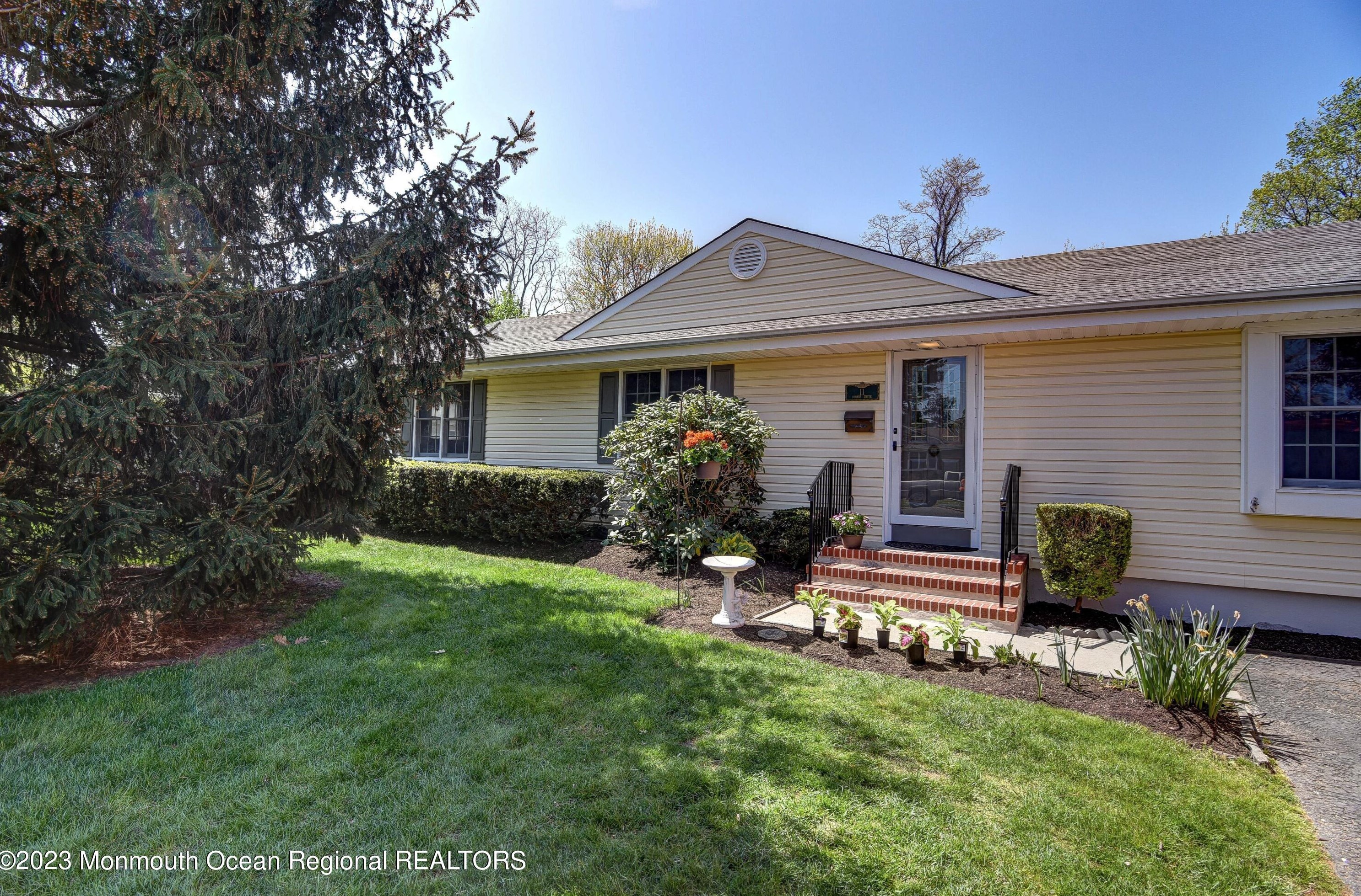 11 Forest Dr, Middletown, NJ 07748