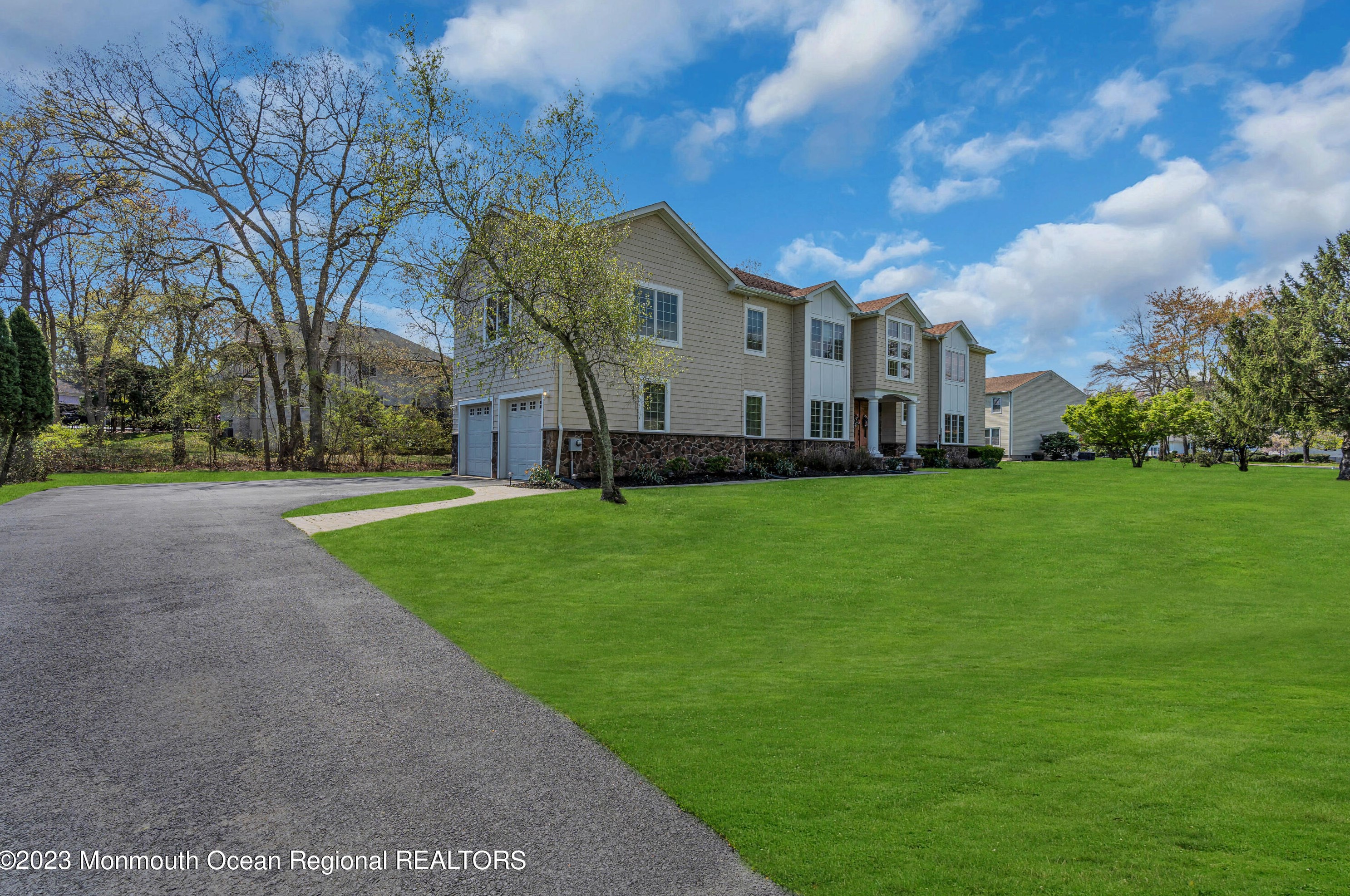 14 Northwoods Rd, Tinton Falls, NJ 07712