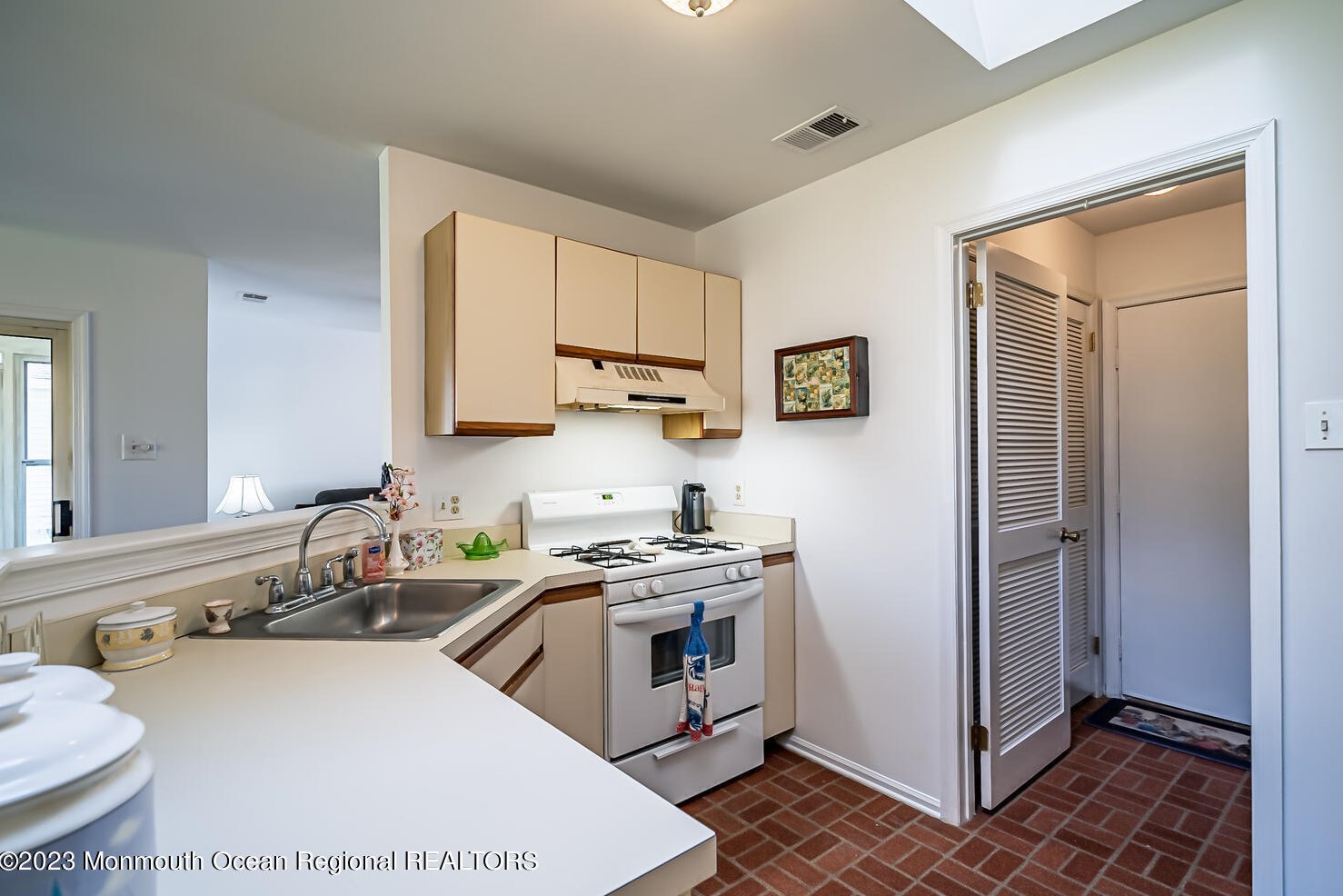 220 Mohican Ln, Tuckerton NJ  08087-1337 exterior