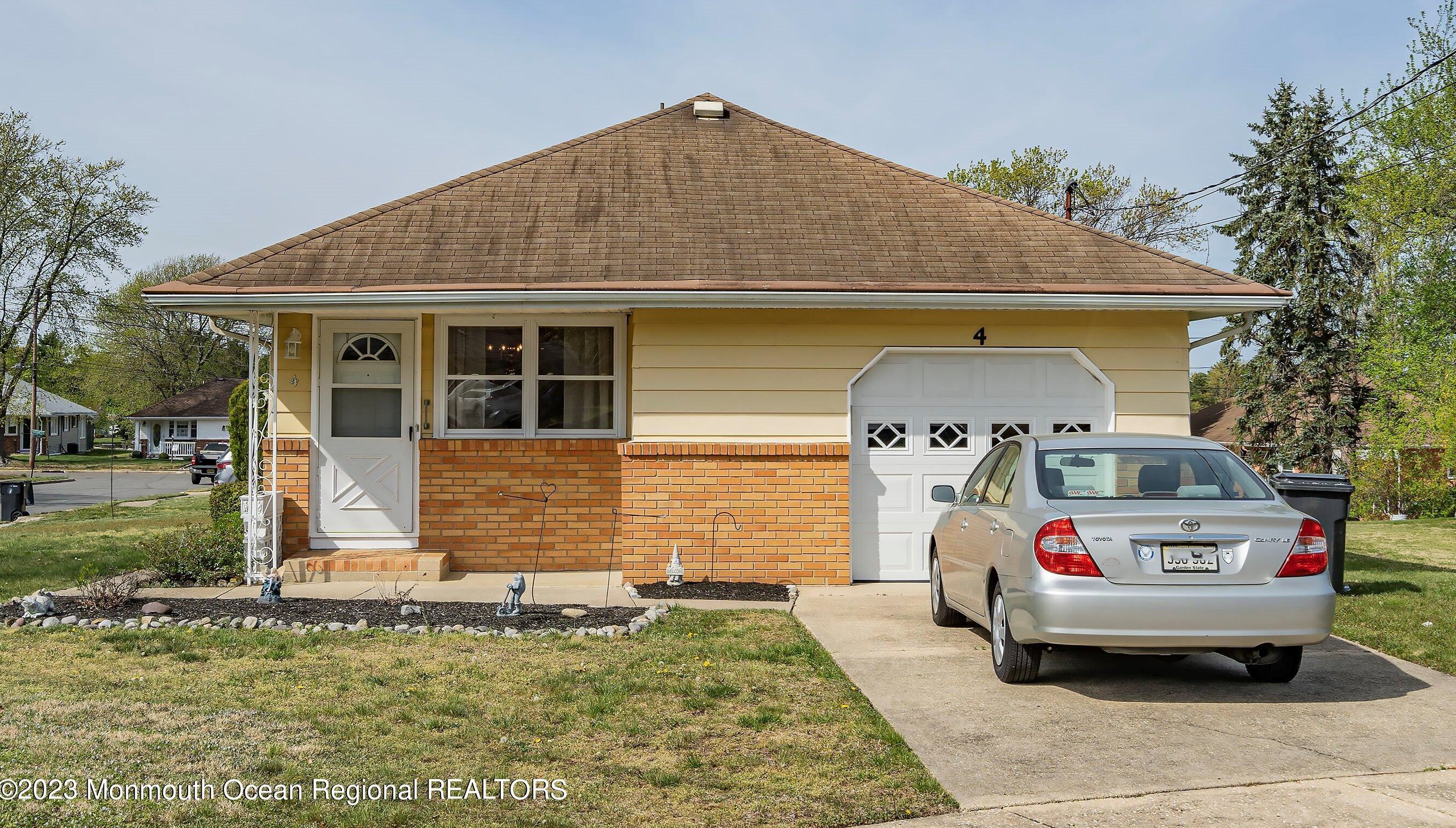 4 Mount Nebo Ln, Toms River, NJ 08753-1562