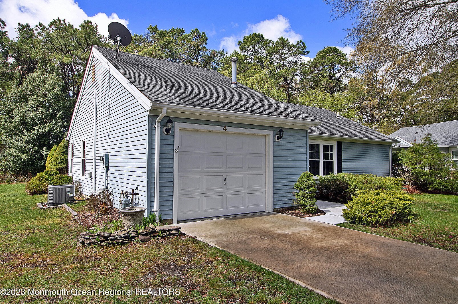 4 Abbey Ct, Lacey, NJ 08731