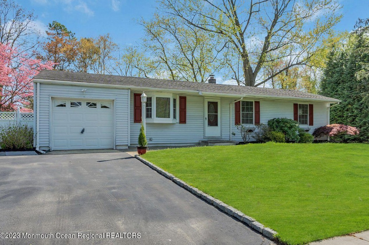 39 Carol Ln, Wall Township, NJ 07731-1349