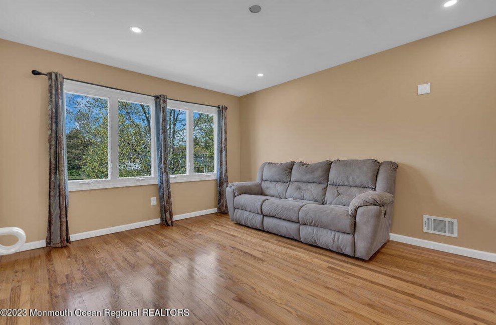 825 Holiday Ct, Toms River NJ  08753-3721 exterior