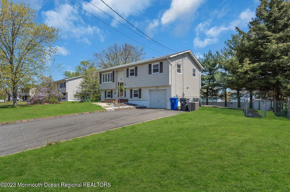 825 Holiday Ct, Toms River, NJ 08753