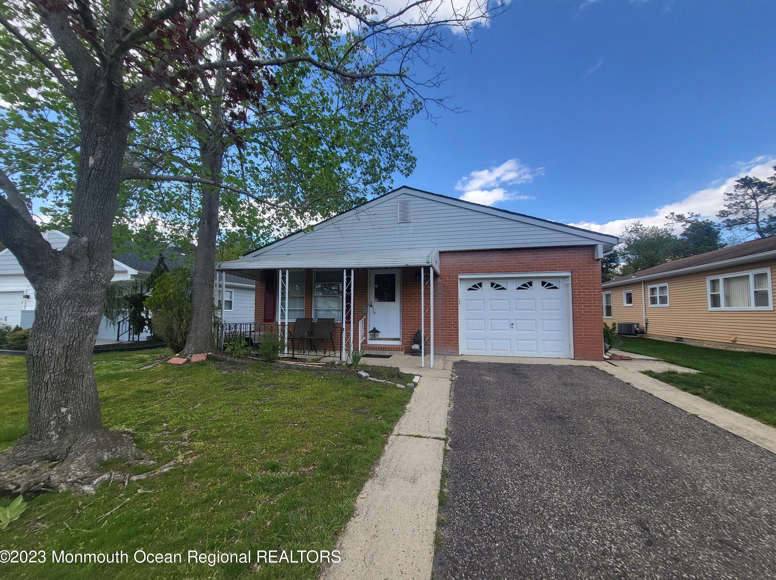 100 Torrey Pines Dr, Toms River, NJ 08757