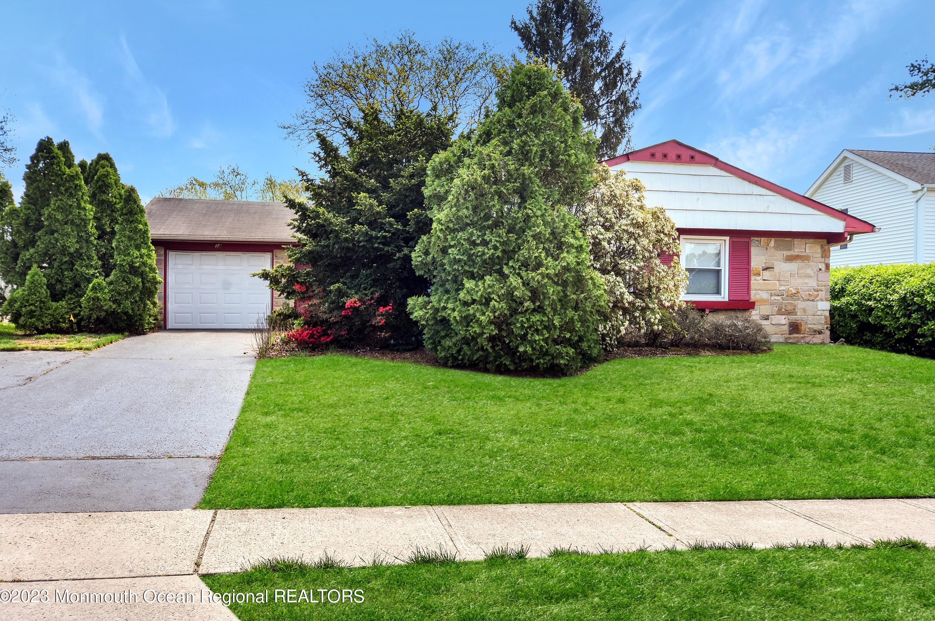 14 Oaklyn Ln, Matawan, NJ 07747-2102