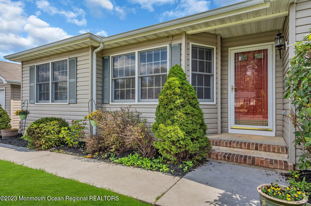 18 Laurel Ln, Tuckerton NJ  08087-9638 exterior