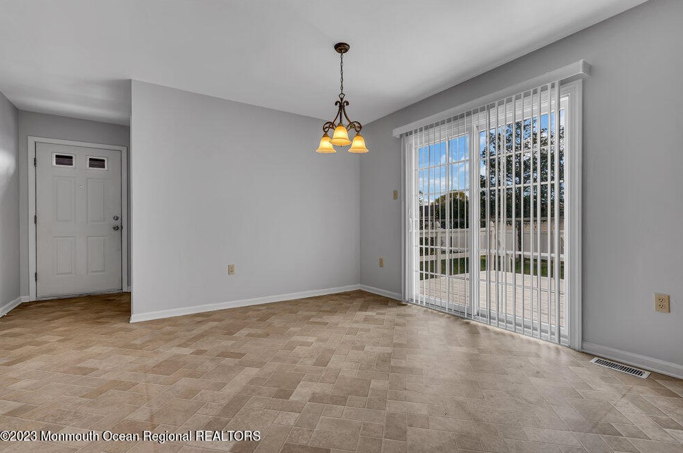 18 Laurel Ln, Tuckerton NJ  08087-9638 exterior