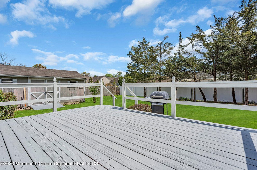 18 Laurel Ln, Tuckerton NJ  08087-9638 exterior