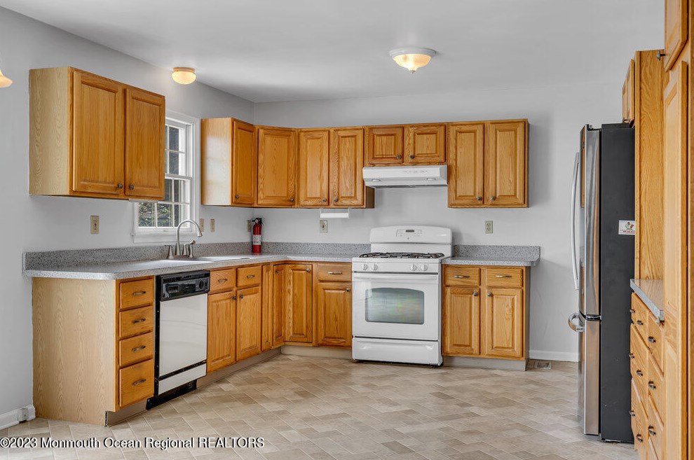 18 Laurel Ln, Tuckerton NJ  08087-9638 exterior