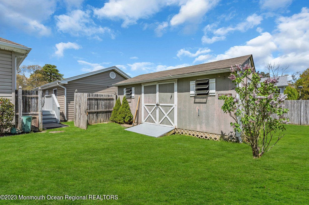 18 Laurel Ln, Tuckerton NJ  08087-9638 exterior