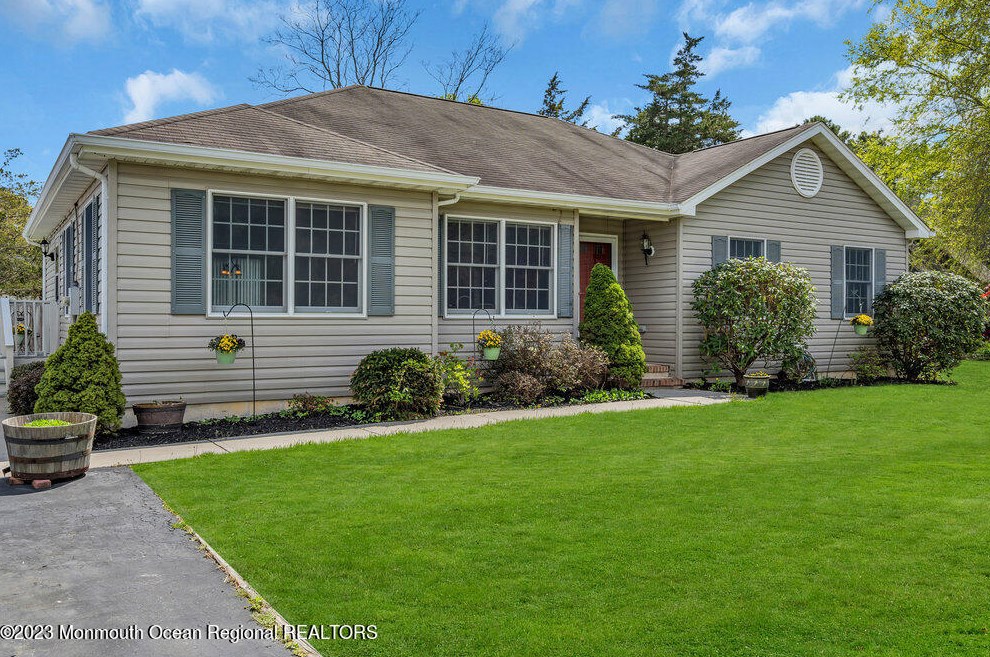 18 Laurel Ln, Tuckerton, NJ 08087-9638