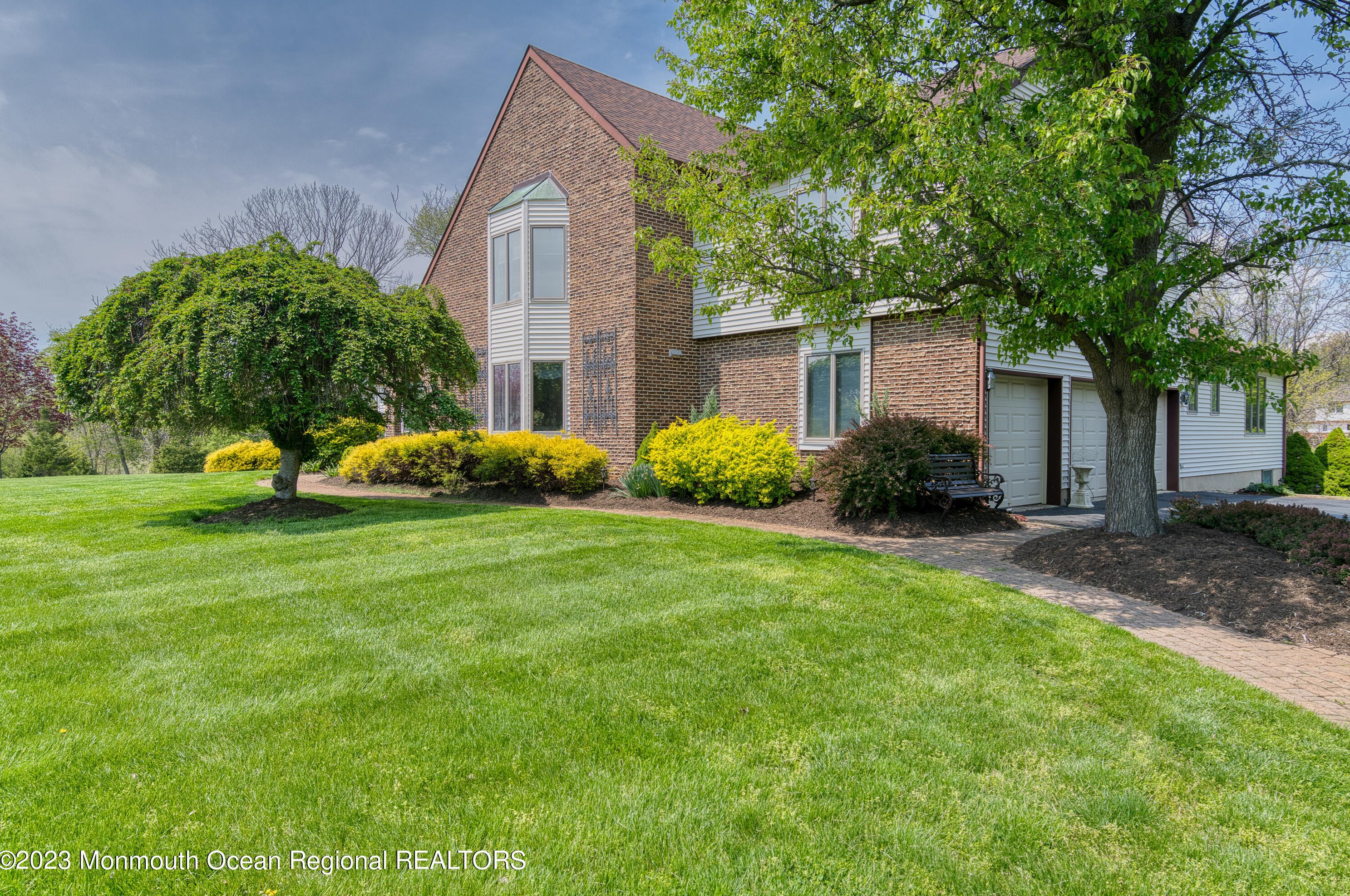 15 Boxwood Dr, Vanderburg, NJ 07722-2002