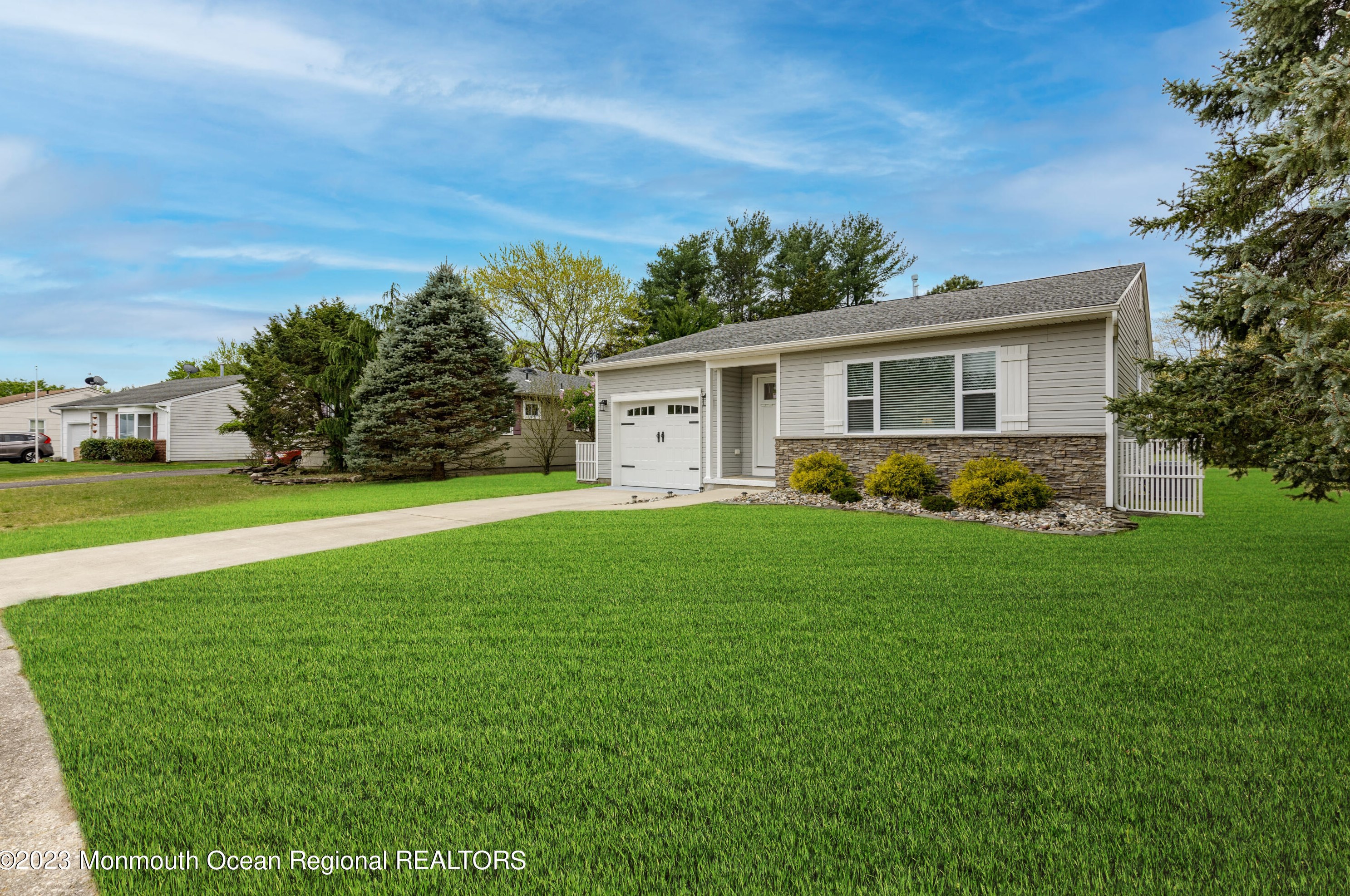 18 Pembroke Ln, Toms River, NJ 08757-4449
