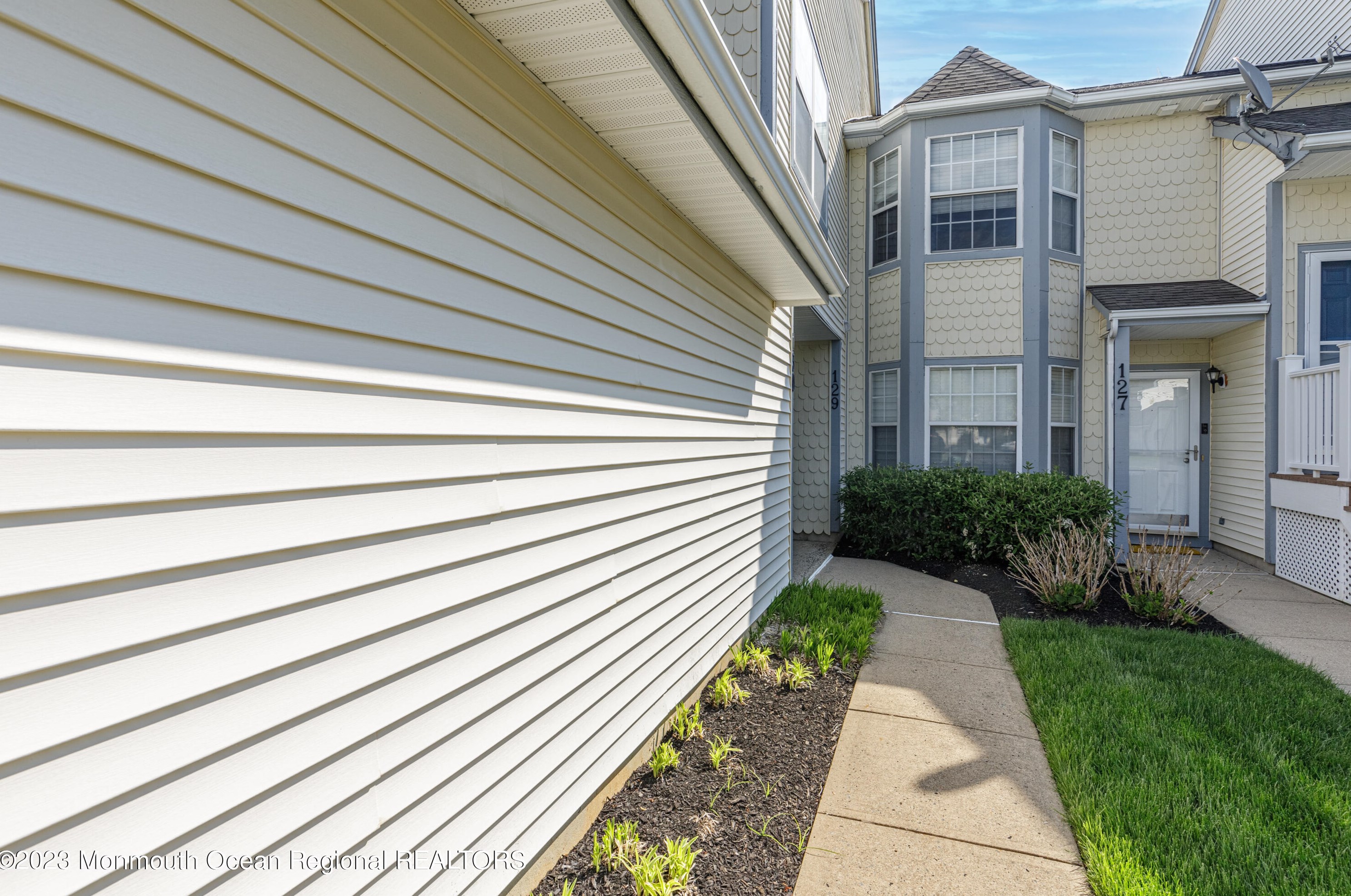 130 Evergreen Ct, East Freehold, NJ 07728