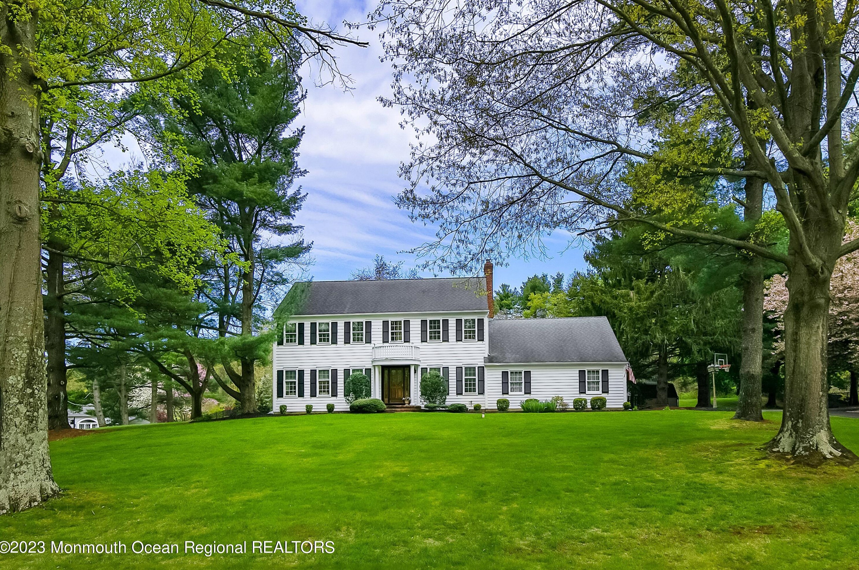 17 Carriage Hill Dr, Vanderburg, NJ 07722