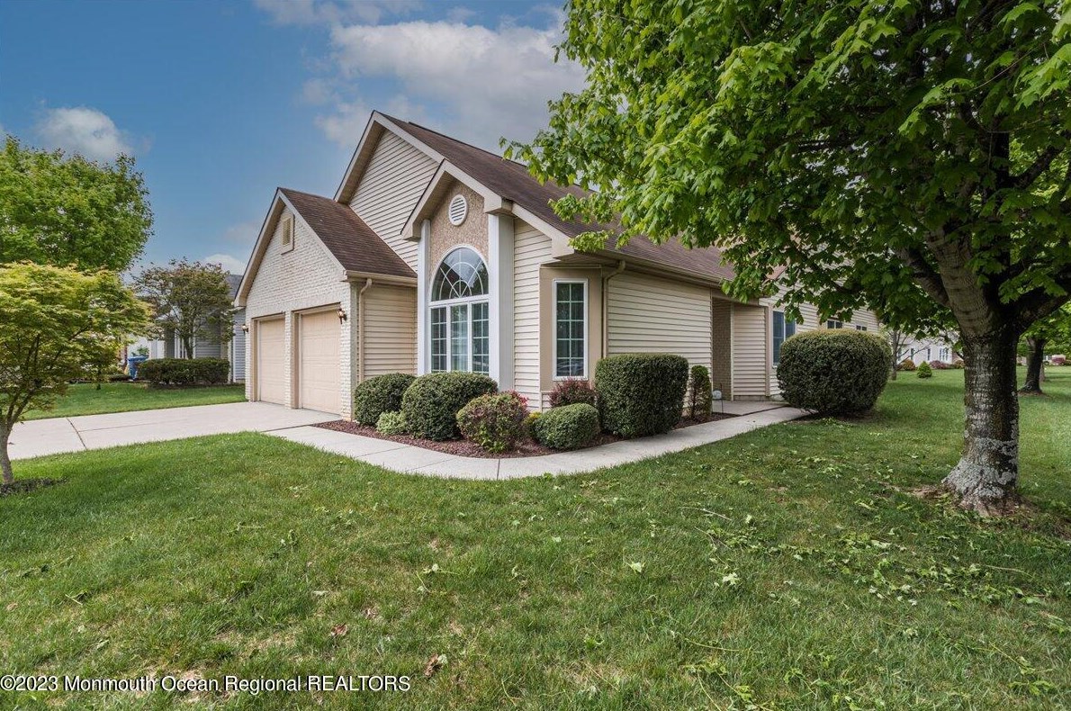 2286 Agincourt Rd, Toms River, NJ 08755-0826