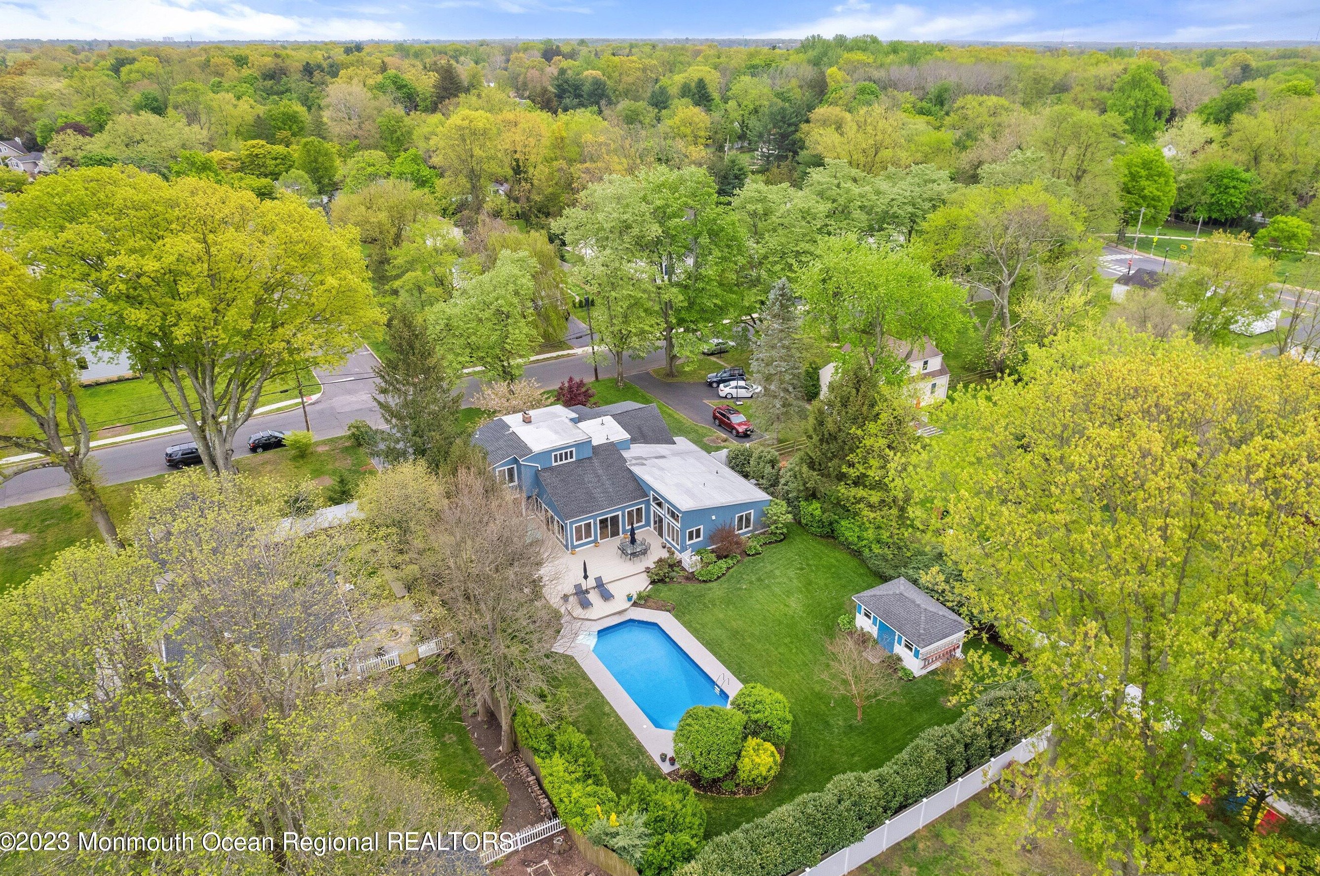 33 Kings Rd, Little Silver, NJ 07739